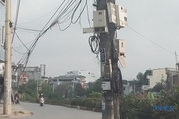 Nguy hiểm từ dây điện, dây cáp chằng chịt trên đường