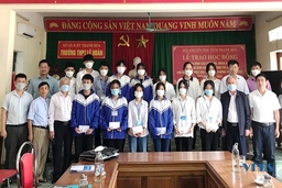 Trao 45 suất học bổng cho học sinh nghèo vượt khó học giỏi tại huyện Thọ Xuân