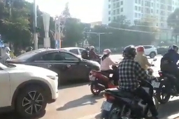 Bất chấp vạch kẻ đường, ngang nhiên dừng chờ đèn tín hiệu trên phần đường rẽ phải
