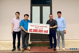 Trao quà hỗ trợ đoàn viên, công nhân, lao động điều trị khỏi bệnh COVID-19
