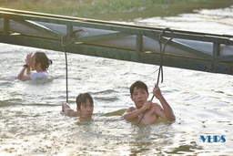 Tắm kênh giải nhiệt ngày nắng nóng: Đề phòng đuối nước ở trẻ em