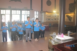 Làng trẻ em SOS Việt Nam dâng hoa, dâng hương báo công với Bác