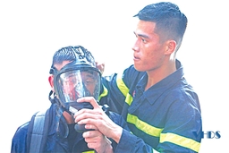 Anh vẫn lặng thầm lao vào biển lửa