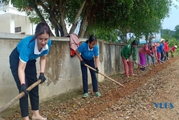 Hội LHPN huyện Như Thanh trao tặng 2.000 bầu cây chuỗi ngọc cho hội LHPN xã Phượng Nghi