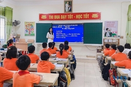 Nữ giáo viên tận tâm với học trò
