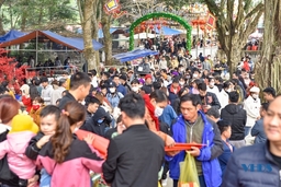 Hàng nghìn người đổ về Na Sơn Động Phủ cầu may dịp đầu Xuân