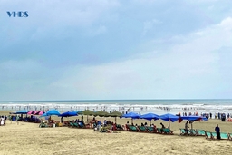 Khu du lịch sinh thái biển Hải Hòa đón hàng nghìn lượt khách đến tắm biển, nghỉ dưỡng