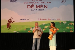 Nhà văn Trần Đức Tiến được vinh danh với giải thưởng Hiệp sỹ Dế Mèn