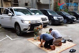 Ngược chiều tâm linh: Rửa “mắt” cho xe