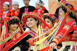 Tổ chức triển lãm ảnh “Sắc màu các dân tộc Việt Nam”