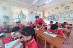 Cô giáo tiểu học hết mình vì học sinh thân yêu