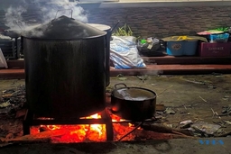Nhớ những mùa Tết trông bánh chưng...