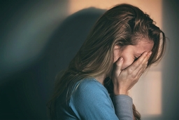 Đừng mạnh mẽ quá lâu, kẻo quên cách yếu mềm