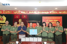 Trao tặng 100 cuốn truyện ký “Người vào tâm bão” cho Công an tỉnh Thanh Hóa