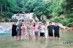 Tắm thác “giải nhiệt” mùa hè