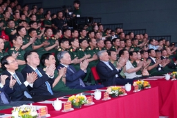 Tổng Bí thư dự giao lưu nghệ thuật “Khắc ghi lời Bác - vang nhịp quân hành”