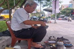Vỉa hè - “bức tranh đời”...