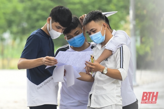 Thí sinh Thanh Hóa thoải mái sau khi kết thúc ngày thi đầu tiên