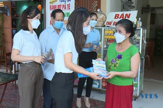 TP Thanh Hóa phát tờ rơi tuyên truyền phòng, chống dịch COVID-19 đến hộ gia đình