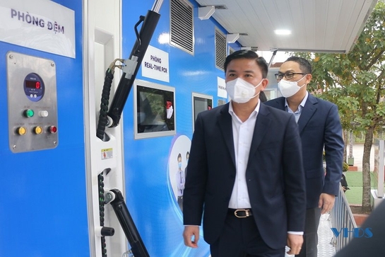 Đồng chí Bí thư Tỉnh ủy Đỗ Trọng Hưng dự lễ tiếp nhận xe xét nghiệm COVID-19 lưu động từ Ngân hàng TMCP Sài Gòn tặng TP Thanh Hóa