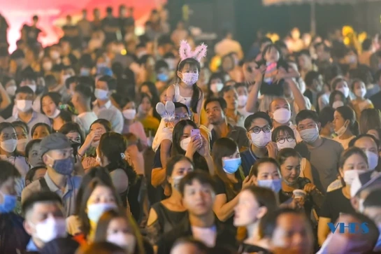 Hàng nghìn du khách tham gia Lễ hội Tình yêu Hòn Trống Mái 2022