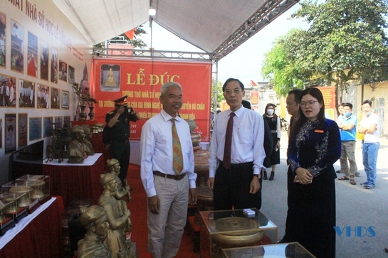 Triển lãm nhân Kỷ niệm 700 năm ngày mất nhà sử học Lê Văn Hưu thu hút đông đảo người dân, du khách tham quan