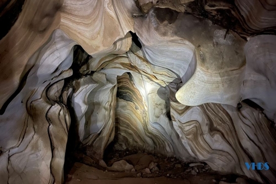 Khám phá vẻ đẹp hoang sơ của hang Da Báo