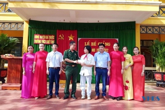 Bộ đội Biên phòng tỉnh tặng quà cho học sinh nhân dịp tổng kết năm học