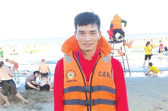 Những thanh niên “canh chừng sự sống” trên biển Sầm Sơn