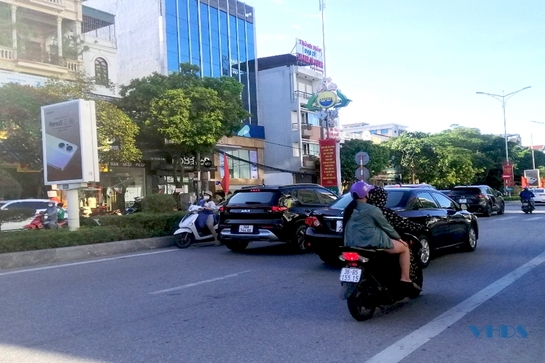Nhiều phương tiện ngang nhiên đi ngược chiều trước Trung tâm thương mại Vincom