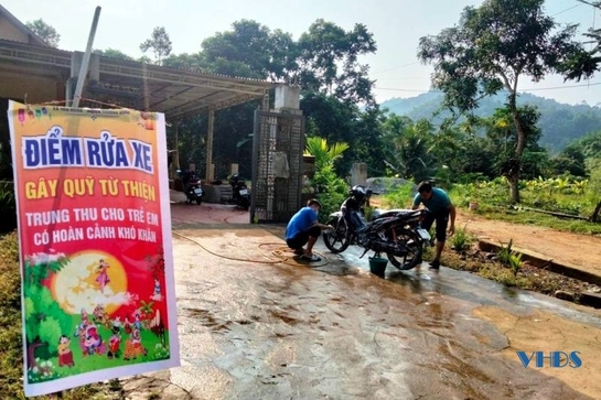 Rửa xe gây quỹ tổ chức Tết Trung thu cho trẻ có hoàn cảnh khó khăn