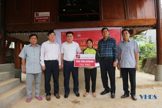 Trao tiền hỗ trợ xây dựng nhà đại đoàn kết cho 100 hộ nghèo ở huyện Quan Sơn