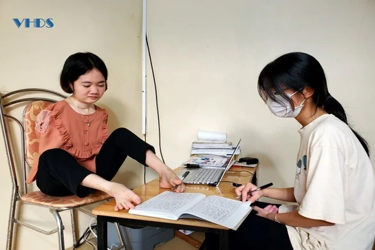 Cô  bé  “chim cánh cụt”  mong  chờ được  tuyển dụng giáo viên