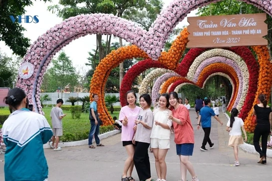 Đông đảo du khách đến Công viên Hội An vào dịp lễ 30-4, 1-5