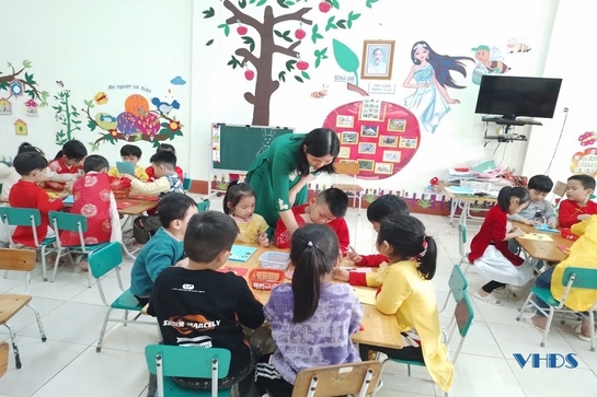 Cô giáo mầm non yêu nghề, mến trẻ 