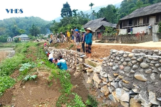 Độc đáo ý tưởng kè đường giao thông bằng đá cuội của bà con vùng cao