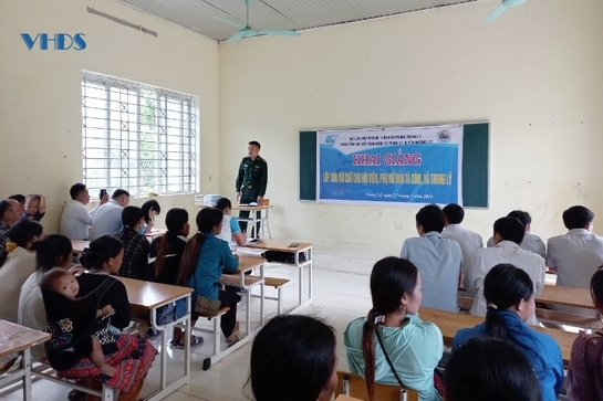 Khai giảng lớp xóa mù chữ cho đồng bào dân tộc Mông vùng biên giới