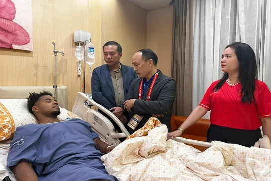 Xuân Son phẫu thuật thành công, lãnh đạo VFF tới thăm hỏi