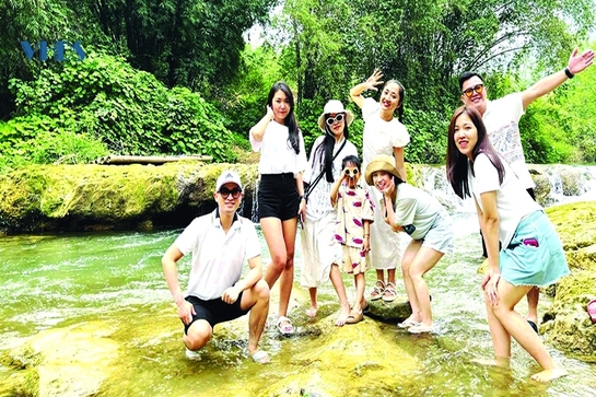 Du lịch tự do, tự túc... “hút” giới trẻ