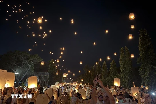 Lễ hội đèn lồng “Ánh sáng hòa bình 2025” tại đền Phật giáo lớn nhất thế giới