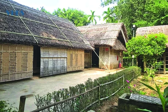 Về thăm quê Bác làng Sen 
