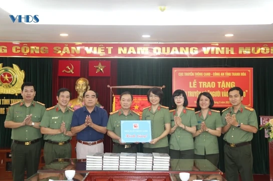 Trao tặng 100 cuốn truyện ký “Người vào tâm bão” cho Công an tỉnh Thanh Hóa