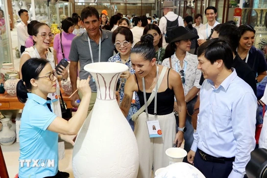 Gốm Chu Đậu góp phần quảng bá văn hóa Việt tại Kỳ họp ABAC 3